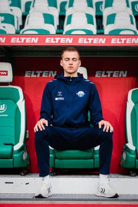 Relegation VfL Wolfsburg vs SC Paderborn, 21 05 2026 Filip Bilbija SC Paderborn 07, 7 meditates before the game on the substitutes bench, Meditation Football, 1 Bundesliga, Relegation, First leg VfL Wolfsburg vs SC Paderborn on 21 05 2026 at Volkswagen Arena, Wolfsburg DFL REGULATIONS PROHIBIT ANY USE OF PHOTOGRAPHS AS IMAGE SEQUENCES AND OR QUASI VIDEO Copyright: xBEAUTIFULxSPORTS Tonhäuserx