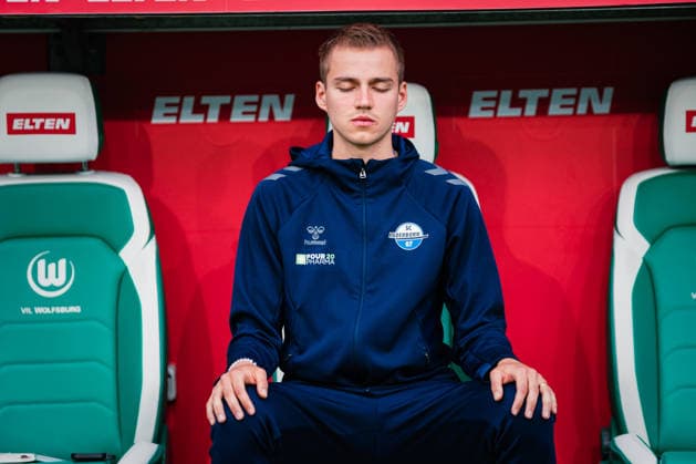 Relegation VfL Wolfsburg vs SC Paderborn, 21 05 2026 Filip Bilbija SC Paderborn 07, 7 meditates before the game on the substitutes bench, Meditation Football, 1 Bundesliga, Relegation, First leg VfL Wolfsburg vs SC Paderborn on 21 05 2026 at Volkswagen Arena, Wolfsburg DFL REGULATIONS PROHIBIT ANY USE OF PHOTOGRAPHS AS IMAGE SEQUENCES AND OR QUASI VIDEO Copyright: xBEAUTIFULxSPORTS Tonhäuserx