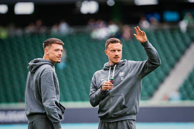 Relegation VfL Wolfsburg vs SC Paderborn, 21 05 2026 Joakim Barut Maehle VfL Wolfsburg, 21 waves, next to him Dzenan Pejcinovic VfL Wolfsburg, 17 Football, 1 Bundesliga, Relegation, First leg VfL Wolfsburg vs SC Paderborn on 21 05 2026 at the Volkswagen Arena, Wolfsburg DFL REGULATIONS PROHIBIT ANY USE OF PHOTOGRAPHS AS IMAGE SEQUENCES AND OR QUASI VIDEO Copyright: xBEAUTIFULxSPORTS Tonhäuserx