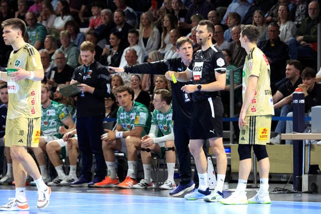 DEU, DHB, 1 HBL, Fuechse Berlin vs Hannover Burgdorf, 21 05 2026, Max Schmeling Halle, Berlin, DEU, DHB, 1 HBL, Fuechse Berlin vs Hannover Burgdorf, in the picture head coach Nicolej Krickau Fuechse Berlin , Fuechse players bench, referee nordphotoxGmbHx xEngler nph00076