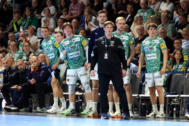 DEU, DHB, 1 HBL, Fuechse Berlin vs Hannover Burgdorf, 21 05 2026, Max Schmeling Halle, Berlin, DEU, DHB, 1 HBL, Fuechse Berlin vs Hannover Burgdorf, in the picture head coach Nicolej Krickau Fuechse Berlin , Fuechse players bench nordphotoxGmbHx xEngler nph00076