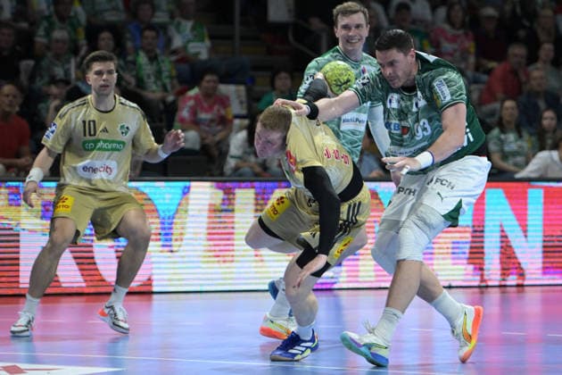 21 05 2026, xlakx, Handball Daikin HBL, Fuechse Berlin TSV Hannover Burgdorf v l Jonathan Edvardsson TSV Hannover Burgdorf , Mijajlo Marsenic Fuechse Berlin duel, duel, fight, tackle Berlin Daniel Lakomski