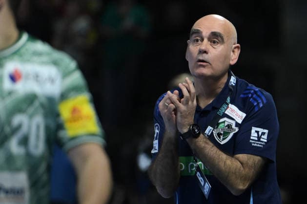21 05 2026, xlakx, Handball Daikin HBL, Fuechse Berlin TSV Hannover Burgdorf v l Juan Carlos Pastor TSV Hannover Burgdorf coach gives instructions, gestures with his arms, gesticulates, gives instructions Berlin Daniel Lakomski