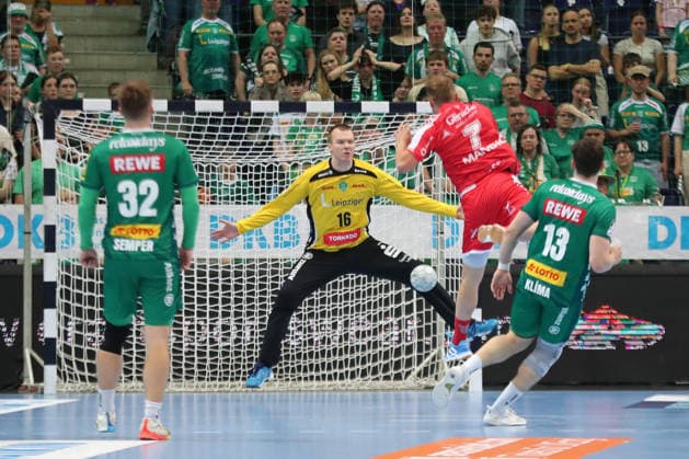 Handball DAIKIN HBL, SC DHfK Leipzig MT Melsungen 21 05 2026 Goalkeeper Tomas Mrkva 16, SC DHfK Leipzig expects a throw from David Mandic 7, MT Melsungen Handball, DAIKIN HBL, 1 Bundesliga, Season 2025 2026, 32 Matchday SC DHfK Leipzig vs MT Melsungen on 21 05 2026 at Quarterback Immobilien Arena Leipzig Copyright: xBEAUTIFULxSPORTS JanxKaeferx