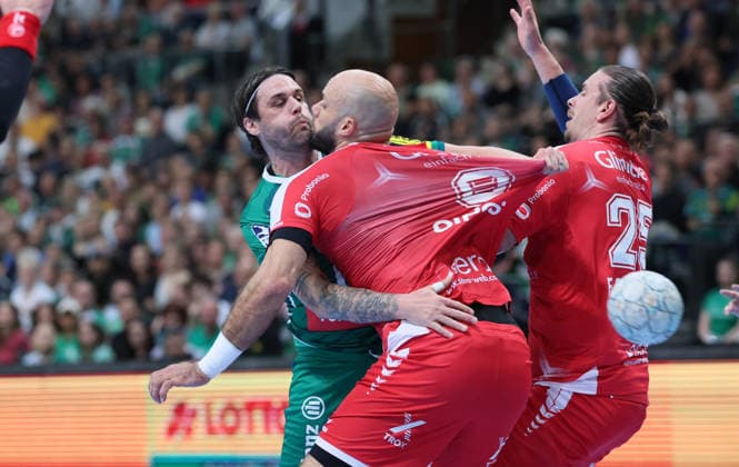 Leipzig, 21 05 2026, Arena Leipzig, Handball, Bundesliga, 32 Matchday , SC DHfK Leipzig vs MT Melsungen , Pictured from left Dean Bombac 67, DHfK , Adrian Sipos 8, Melsungen , Olle Forsell Schefvert 25, Melsungen , For editorial use only Only editorial use , DHB HBL regulations prohibit any use of photographs as image sequences and or quasi video ,