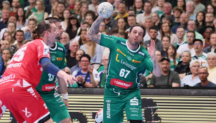 Leipzig, 21 05 2026, Arena Leipzig, Handball, Bundesliga, 32 Matchday , SC DHfK Leipzig vs MT Melsungen , Pictured from left Olle Forsell Schefvert 25, Melsungen , Matej Klima 13, Leipzig , Dean Bombac 67, DHfK , For editorial use only , DHB HBL regulations prohibit any use of photographs as image sequences and or quasi video ,