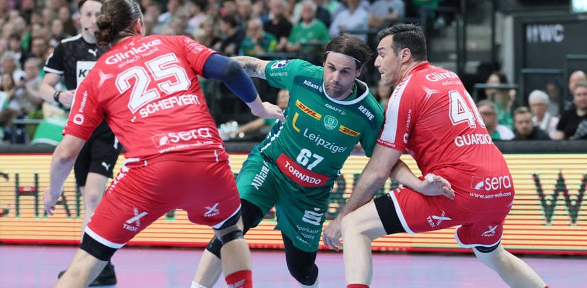 Leipzig, 21 05 2026, Arena Leipzig, Handball, Bundesliga, 32 Matchday , SC DHfK Leipzig vs MT Melsungen , Pictured from left Olle Forsell Schefvert 25, Melsungen , Dean Bombac 67, DHfK , Isaias Guardiola 40, Melsungen , For editorial use only Only editorial use , DHB HBL regulations prohibit any use of photographs as image sequences and or quasi video ,