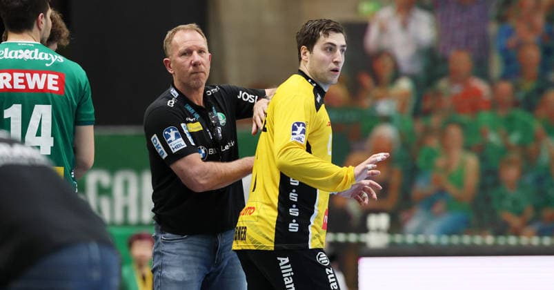 Leipzig, 21 05 2026, Arena Leipzig, Handball, Bundesliga, 32 Spieltag , SC DHfK Leipzig vs MT Melsungen , In the picture from left coach Frank Carstens, DHfK Leipzig, goalkeeper Domenico Ebner 1, Leipzig , For editorial use only Only editorial use , DHB HBL regulations prohibit any use of photographs as image sequences and or quasi video ,