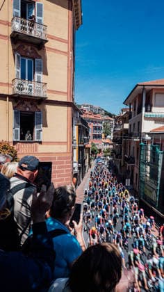 2026 Giro d Italia Stage 12 Picture by Zac Williams SWpix.com - 21 05 2026 - Cycling - 2026 Giro d Italia - Stage 12 - Imperia to Novi Ligure - The peloton. Copyright: x xSWpix.comx(t axPhotographyxHubxLtd)xZacxWilliams SWpix.comx SWP-2645