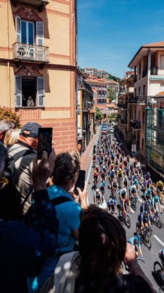 2026 Giro d Italia Stage 12 Picture by Zac Williams SWpix.com - 21 05 2026 - Cycling - 2026 Giro d Italia - Stage 12 - Imperia to Novi Ligure - The peloton. Copyright: x xSWpix.comx(t axPhotographyxHubxLtd)xZacxWilliams SWpix.comx SWP-2645