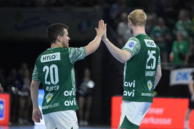 21 05 2026, xlakx, Handball Daikin HBL, Fuechse Berlin TSV Hannover Burgdorf v l Tim Freihoefer Fuechse Berlin , Matthes Langhoff Fuechse Berlin abklatschen Berlin Daniel Lakomski