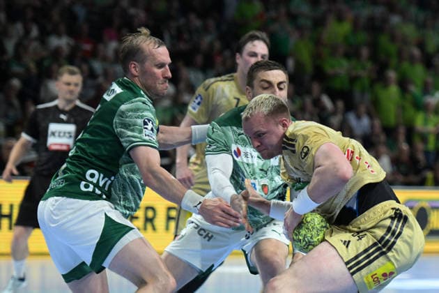 21 05 2026, xlakx, Handball Daikin HBL, Fuechse Berlin TSV Hannover Burgdorf v l Max Darj Fuechse Berlin , Nejc Cehte Fuechse Berlin , Justus Fischer TSV Hannover Burgdorf duel, duel, fight, tackle Berlin Daniel Lakomski