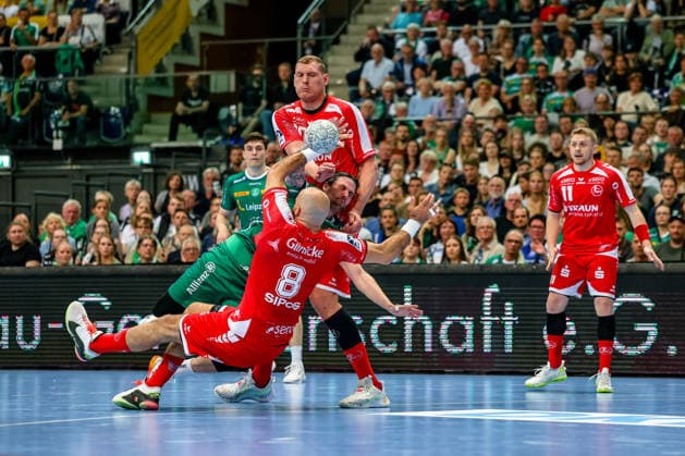 Adrian Sipos MT Melsungen, 08 and Dainis Kristopans MT Melsungen, 10 duel, duel, fight with Dean Bombac SC DHfK Leipzig, 67 , SC DHfK Leipzig vs MT Melsungen, Handball, 1 Bundesliga, 32 Matchday, Season 2025 2026, 21 05 2026, SC DHfK Leipzig vs MT Meslungen, Handball, 1 Bundesliga, 32 Matchday, Season 2025 2026, 21 05 2026 Leipzig Copyright: xEibner-Pressefoto LauraxRoemerx EP_LRR