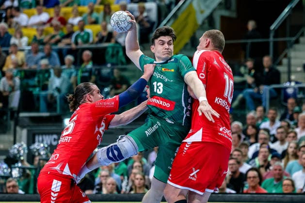 Matej Klima SC DHfK Leipzig, 13 throws the ball, duel, duel, fight with Olle Forsell Schefvert MT Melsungen, 25 and Dainis Kristopans MT Melsungen, 10 , SC DHfK Leipzig vs MT Melsungen, Handball, 1 Bundesliga, Matchday 32, Season 2025 2026, 21 05 2026, SC DHfK Leipzig vs MT Meslungen, Handball, 1 Bundesliga, Matchday 32, Season 2025 2026, 21 05 2026 Leipzig Copyright: xEibner-Pressefoto LauraxRoemerx EP_LRR