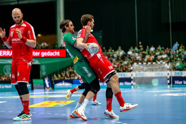 Dean Bombac SC DHfK Leipzig, 67 duel, duel, fight Florian Drosten MT Melsungen, 18 , SC DHfK Leipzig vs MT Melsungen, Handball, 1 Bundesliga, 32 Matchday, Season 2025 2026, 21 05 2026, SC DHfK Leipzig vs MT Meslungen, Handball, 1 Bundesliga, 32 Matchday, Season 2025 2026, 21 05 2026 Leipzig Copyright: xEibner-Pressefoto LauraxRoemerx EP_LRR