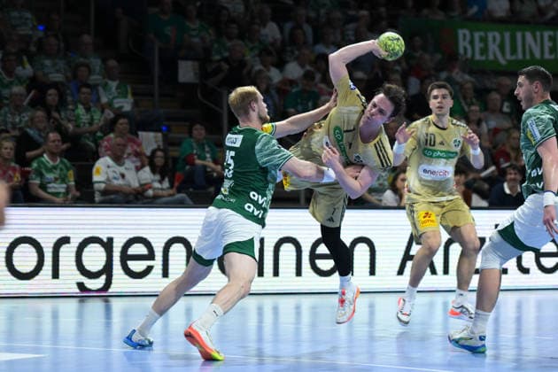 21 05 2026, xlakx, Handball Daikin HBL, Fuechse Berlin TSV Hannover Burgdorf f l Matthes Langhoff Fuechse Berlin , Leif Tissier TSV Hannover Burgdorf goes for a jump shot Berlin Daniel Lakomski