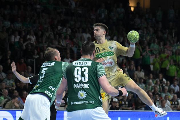 21 05 2026, xlakx, Handball Daikin HBL, Fuechse Berlin TSV Hannover Burgdorf f l Max Darj Fuechse Berlin , Renars Uscins TSV Hannover Burgdorf , Mijajlo Marsenic Fuechse Berlin goes for a jump shot Berlin Daniel Lakomski