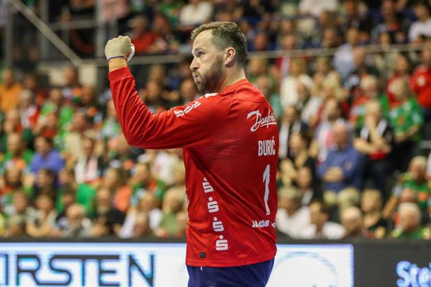 21 05 2026, xgox, Handball Daikin HBL SC Magdeburg SG Flensburg Handewitt emspor, v l Benjamin Buric Flensburg, 1 cheers over held ball, defended, held, Torhueter Magdeburg