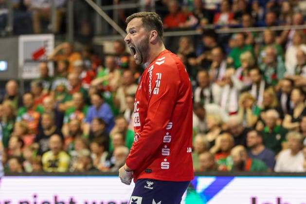 21 05 2026, xgox, Handball Daikin HBL SC Magdeburg SG Flensburg Handewitt emspor, v l Benjamin Buric Flensburg, 1 cheers over held ball, defended, held, Torhueter Magdeburg