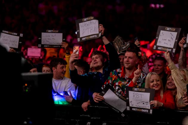 2026 BetMGM Premier League Darts, Night 16, Sheffield Fans during the 2026 BetMGM Premier League Darts, Night 16 at the Utilita Arena, Sheffield, England on 21 May 2026 Credit: Alex Young Every Second Media Editorial use only. All images are copyright Every Second Media Limited. No images may be reproduced without prior permission. Copyright: xIMAGO EveryxSecondxMediax ESM-2003-0010 AlexxYoungx xEveryxSecondxMediax