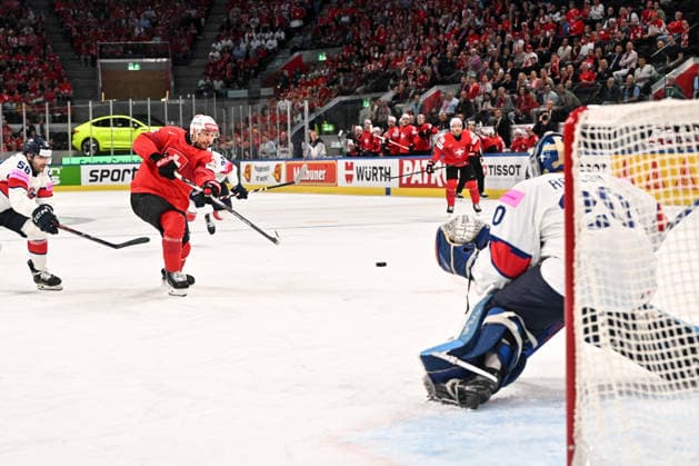ZURICH, SWITZERLAND MAY 21 Nino Niederreiter of Switzerland scores a goal against goalkeeper Mat Robson of Great Britain during the 2026 IIHF Ice Hockey World Championship Switzerland game between Switzerland and Great Britain at Swiss Life Arena on May 21, 2026 in Zurich, Zurich Zurich Swiss Life Arena Zurich Switzerland Switzerland Copyright: xJustPictures.ch AndreaxBrancax jp-en-EuSpIm-JP7_ANB_Sui_GB_21052026_0566