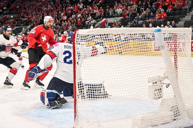 ZURICH, SWITZERLAND MAY 21 Nino Niederreiter of Switzerland scores a goal against goalkeeper Mat Robson of Great Britain during the 2026 IIHF Ice Hockey World Championship Switzerland game between Switzerland and Great Britain at Swiss Life Arena on May 21, 2026 in Zurich, Zurich Zurich Swiss Life Arena Zurich Switzerland Switzerland Copyright: xJustPictures.ch AndreaxBrancax jp-en-EuSpIm-JP7_ANB_Sui_GB_21052026_0577