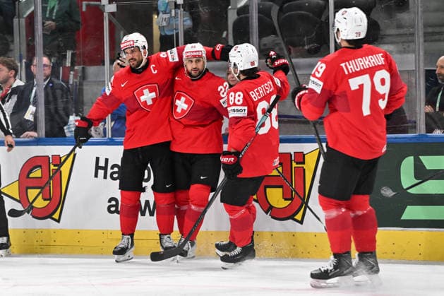 ZURICH, SWITZERLAND MAY 21 Nino Niederreiter of Switzerland C celebrates his goal with Roman Josi of Switzerland L , Christoph Bertschy of Switzerland R and Calvin Thurkauf of Switzerland R during the 2026 IIHF Ice Hockey World Championship Switzerland game between Switzerland and Great Britain at Swiss Life Arena on May 21, 2026 in Zurich, Zurich Zurich Swiss Life Arena Zurich Switzerland Copyright: xJustPictures.ch AndreaxBrancax jp-en-EuSpIm-JP7_ANB_Sui_GB_21052026_0610