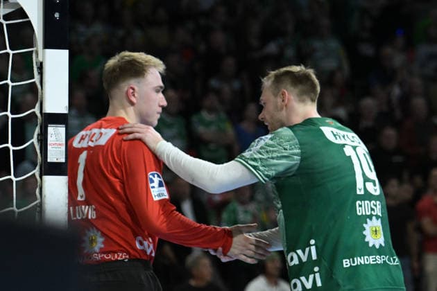 21 05 2026, xlakx, Handball Daikin HBL, Fuechse Berlin TSV Hannover Burgdorf v l Lasse Ludwig Fuechse Berlin , Mathias Gidsel Fuechse Berlin Gratuliert Berlin Daniel Lakomski
