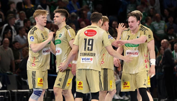 Vilhelm Poulsen, Renars Uscins, Marius Steinhauser, Leif Tissier, Hanoverians applaud after the match Sport Handball HBL Bundesliga Herren 32 Spieltag Saison 2025 2026 21 05 2026 Füchse Berlin vs TSV Hannover Burgdorf