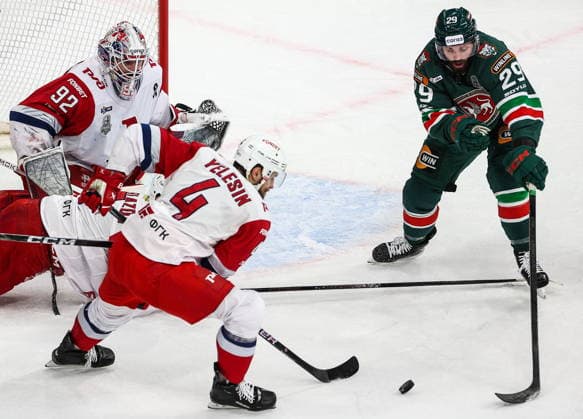 RUSSIA, KAZAN - MAY 21, 2026: Lokomotov Yaroslavl s goaltender Daniil Isayev (L), Alexander Yelesin (3rd L), and Ak Bars Kazan s Nathan Todd (R) are in action in Leg 6 of the 2025 26 Kontinental Hockey League Gagarin Cup final playoff tie between Ak Bars Kazan and Lokomotiv Yaroslavl at Tatneft Arena. Yegor Aleyev TASS  92840850