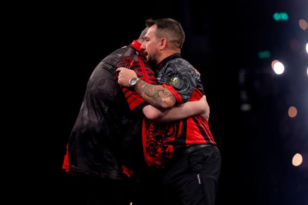 2026 BetMGM Premier League Darts, Night 16, Sheffield Stephen Bunting and Jonny Clayton hug after Stephen Bunting defeats Jonny Clayton during the 2026 BetMGM Premier League Darts, Night 16 at the Utilita Arena, Sheffield, England on 21 May 2026 Credit: Alex Young Every Second Media Editorial use only. All images are copyright Every Second Media Limited. No images may be reproduced without prior permission. Copyright: xIMAGO EveryxSecondxMediax ESM-2003-0015 AlexxYoungx xEveryxSecondxMediax