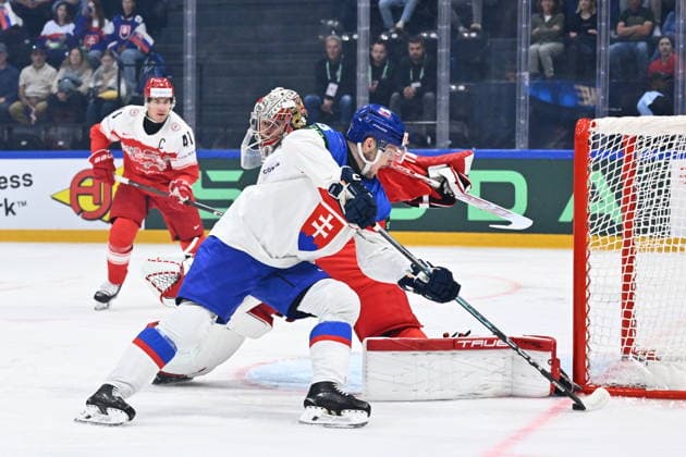 L-R goalie of Denmark Mads Sogard, Oliver Okuliar of Slovakia in action during the 2026 IIHF World Championship, WM, Weltmeisterschaft Group B, match Slovakia vs Denmark, Fribourg, Switzerland, on May 21, 2026. (CTKxPhoto RadekxPetrasek) CTKPhotoP2026052108680  CTKPhotoP2026052108680