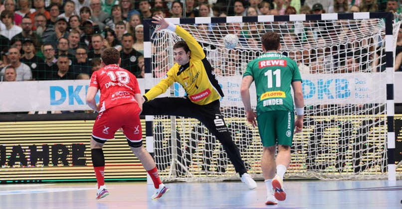 Leipzig, 21 05 2026, Arena Leipzig, Handball, Bundesliga, 32 Matchday , SC DHfK Leipzig vs MT Melsungen , Pictured from left Florian Drosten 18, Melsungen , Goalkeeper Domenico Ebner 1, Leipzig , For editorial use only Only editorial use , DHB HBL regulations prohibit any use of photographs as image sequences and or quasi video ,