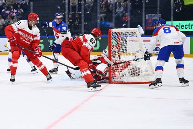From right front Oliver Okuliar of Slovakia and Markus Lauridsen of Denmark in action during the 2026 IIHF World Championship, WM, Weltmeisterschaft Group B, match Slovakia vs Denmark, Fribourg, Switzerland, on May 21, 2026. (CTKxPhoto RadekxPetrasek) CTKPhotoP2026052108743  CTKPhotoP2026052108743