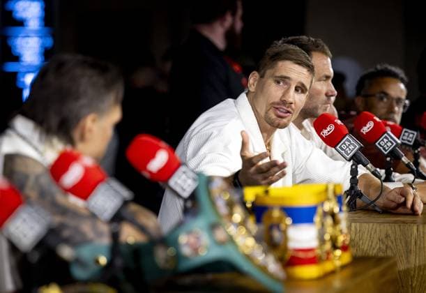 CAIRO - World champion Oleksandr Usyk and boxer Rico Verhoeven during a press conference, PK, Pressekonferenz at the Grand Egyptian Museum ahead of the title fight at the Pyramids of Giza. KOEN VAN WEEL ANP xVIxANPxSportx xxANPxIVx 558977950 originalFilename: 558977950.jpg