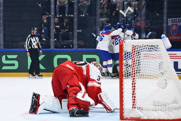 Hockey players of Slovakia celebrate goal during the 2026 IIHF World Championship, WM, Weltmeisterschaft Group B, match Slovakia vs Denmark, Fribourg, Switzerland, on May 21, 2026. (CTKxPhoto RadekxPetrasek) CTKPhotoP2026052108770  CTKPhotoP2026052108770