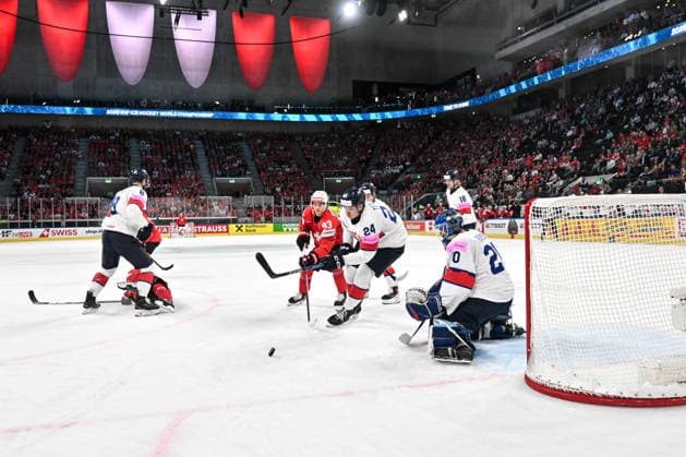 ZURICH, SWITZERLAND MAY 21 Theo Rochette of Switzerland and Josh Tetlow of Great Britain L in a battle for the puck in front of goalkeeper Mat Robson of Great Britain during the 2026 IIHF Ice Hockey World Championship Switzerland game between Switzerland and Great Britain at Swiss Life Arena on May 21, 2026 in Zurich, Zurich Zurich Swiss Life Arena Zurich Switzerland Copyright: xJustPictures.ch AndreaxBrancax jp-en-EuSpIm-JP7_ANB_Sui_GB_21052026_9841