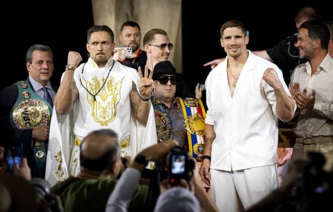 CAIRO - World champion Oleksandr Usyk and boxer Rico Verhoeven during a press conference, PK, Pressekonferenz at the Grand Egyptian Museum ahead of the title fight at the Pyramids of Giza. KOEN VAN WEEL ANP xVIxANPxSportx xxANPxIVx 558978311 originalFilename: 558978311.jpg