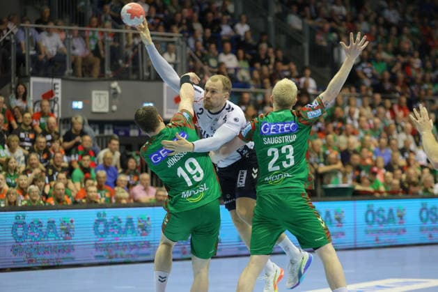 21 05 2026, xtgx, Handball, Daikin HBL, SC Magdeburg SG Flensburg Handewitt v l Elvar Orn Jonsson Magdeburg, 19 , Simon Pytlick Flensburg, 2 , Magnus Saugstrup Magdeburg, 23 duel, duel, fight, tackle Magdeburg