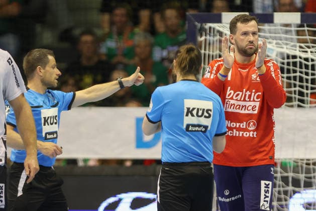 21 05 2026, xtgx, Handball, Daikin HBL, SC Magdeburg SG Flensburg Handewitt v l Benjamin Buric Flensburg, 1 indicates that he was not hit on the head, Fair Play, Fair Play Magdeburg