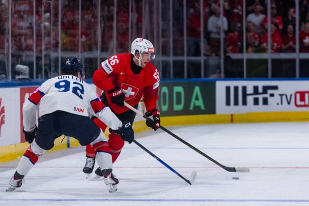 ZURICH, SWITZERLAND - MAY 21: Joshua Waller (Great Britain, 92) in the battle for the puck with Tim Berni (Switzerland, 56) during the Preliminary Round - Group A Match 31 between Switzerland and Great Britain at the IIHF Ice hockey, Eishockey World Championship, WM, Weltmeisterschaft 2026, Swiss Life Arena on May 21, 2026 in Zurich, Switzerland. Zurich Switzerland Copyright: xTimoxSteinx