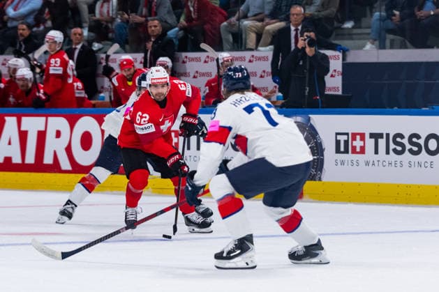 ZURICH, SWITZERLAND - MAY 21: Denis Malgin (Switzerland, 62) in the battle for the puck with Nathanael Halbert (Great Britain, 79) during the Preliminary Round - Group A Match 31 between Switzerland and Great Britain at the IIHF Ice hockey, Eishockey World Championship, WM, Weltmeisterschaft 2026, Swiss Life Arena on May 21, 2026 in Zurich, Switzerland. Zurich Switzerland Copyright: xTimoxSteinx