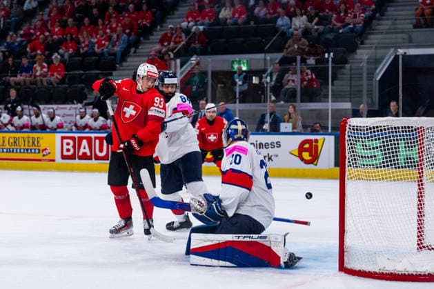 ZURICH, SWITZERLAND - MAY 21: Thà o Rochette (Switzerland, 93) trying to score against Travis Brown (Great Britain, 84) and Mat Robson (Great Britain, 20) during the Preliminary Round - Group A Match 31 between Switzerland and Great Britain at the IIHF Ice hockey, Eishockey World Championship, WM, Weltmeisterschaft 2026, Swiss Life Arena on May 21, 2026 in Zurich, Switzerland. Zurich Switzerland Copyright: xTimoxSteinx