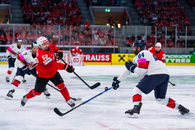 ZURICH, SWITZERLAND - MAY 21: Denis Malgin (Switzerland, 62) against Travis Brown (Great Britain, 84) during the Preliminary Round - Group A Match 31 between Switzerland and Great Britain at the IIHF Ice hockey, Eishockey World Championship, WM, Weltmeisterschaft 2026, Swiss Life Arena on May 21, 2026 in Zurich, Switzerland. Zurich Switzerland Copyright: xTimoxSteinx