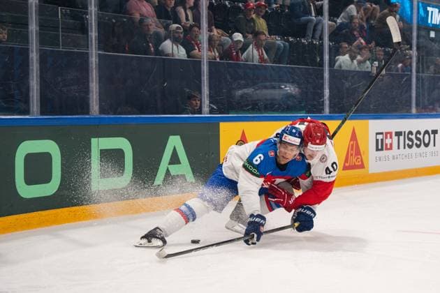 FRIBOURG, FRIBOURG - MAY 21: Viliam Kmec of Slovakia battles with Anders Koch of Denmark during the 2026 IIHF World Championship, WM, Weltmeisterschaft Preliminary Round Group B match between Denmark and Slovakia at BCF Arena on May 21, 2026 in Fribourg, Fribourg, Switzerland. Copyright: xLivioxBaeriswylx xSPPx Sportspressphoto_SPR151236