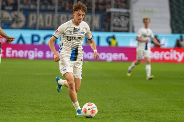 Germany Soccer, Relegation 2026, First leg, VfL Wolfsburg SC Paderborn on 21 05 in Wolfsburg, Volkswagen Arena Ruben Müller SC Paderborn 2 on the ball Copyright: xSvenxHeidmannx