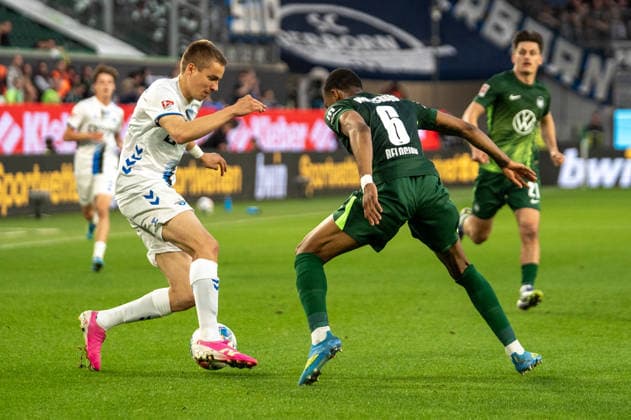 Germany Soccer, Relegation 2026, First leg, VfL Wolfsburg SC Paderborn on 21 05 in Wolfsburg, Volkswagen Arena Filip Bilbija SC Paderborn 7 on the ball Jeanuel Belocian VfL Wolfsburg 6 Copyright: xSvenxHeidmannx