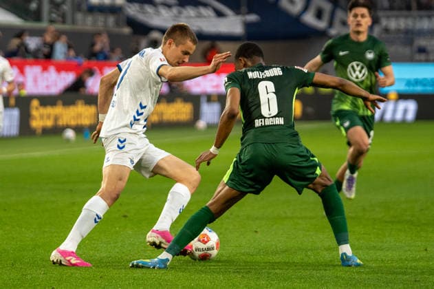 Germany Soccer, Relegation 2026, First leg, VfL Wolfsburg SC Paderborn on 21 05 in Wolfsburg, Volkswagen Arena Filip Bilbija SC Paderborn 7 on the ball Jeanuel Belocian VfL Wolfsburg 6 Copyright: xSvenxHeidmannx