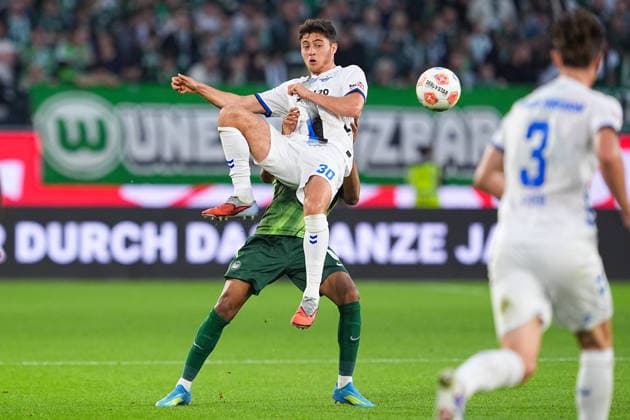 21 05 2026, xydrx, Men, Soccer, Relegation first leg, 1 Bundesliga, VfL Wolfsburg SC Paderborn 07, Season 2025 2026, Volkswagen Arena Stefano Marino SC Paderborn, 30 in duel against Jeanuel Belocian VfL Wolfsburg, 6 DFB regulations prohibit any use of photographs as image sequences and or quasi video Copyright: HMBxMedia YannisxDreimann