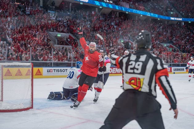 21 05 2026, Zurich, Swiss Life Arena, Ice Hockey World Championships Switzerland Great Britain, Goal celebration for 1 0 22 Nino Niederreiter Switzerland Zurich Swiss Life Arena Zurich Switzerland Copyright: xJustPictures.ch StefanxEmchx jp-de-StEm-DSC0027320260521
